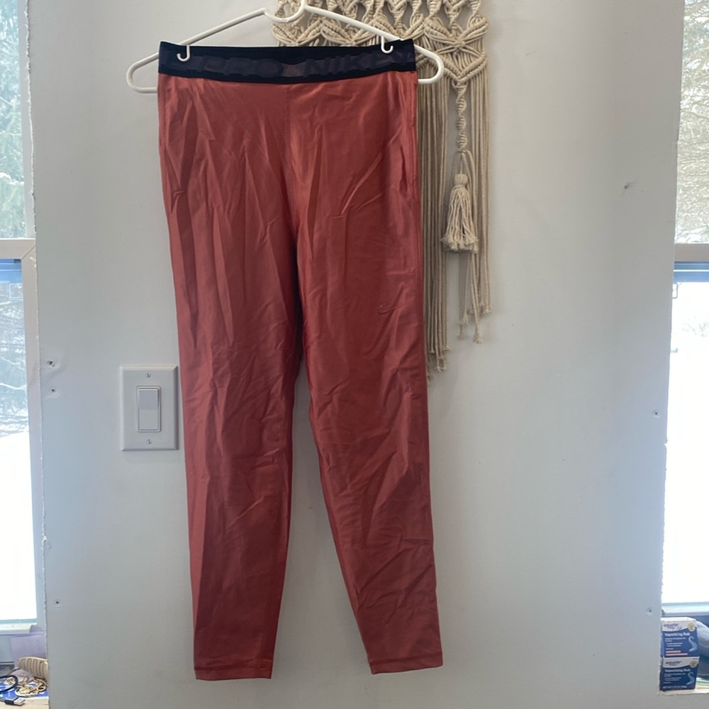 Nike pro leggings 
Size medium 
New with tags
Dusty pink in color